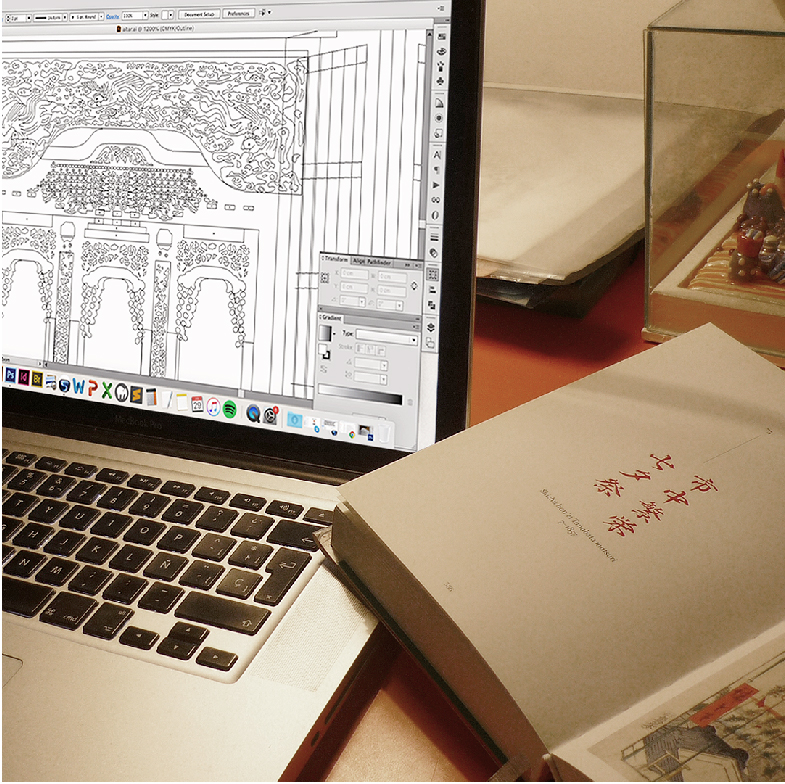 La imagen muestra una visión parcial de un escritorio de trabajo donde se puede ver una parte de una notebook que muestra en su pantalla un dibujo digital en proceso del altar budista japonés (aún no tiene color). Además sobre el escritorio se ve un libro.